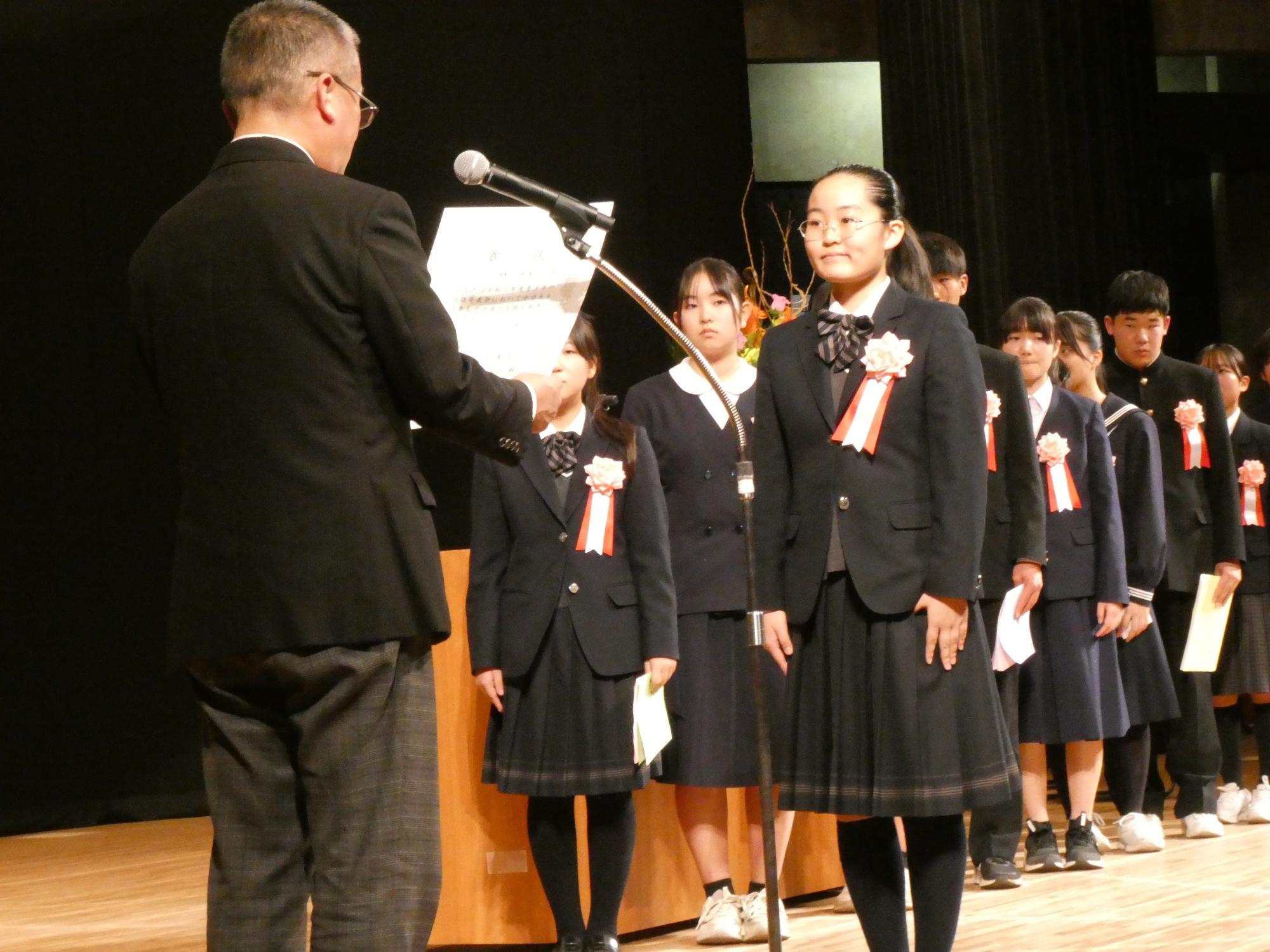 表彰式（青少年の主張発表者）