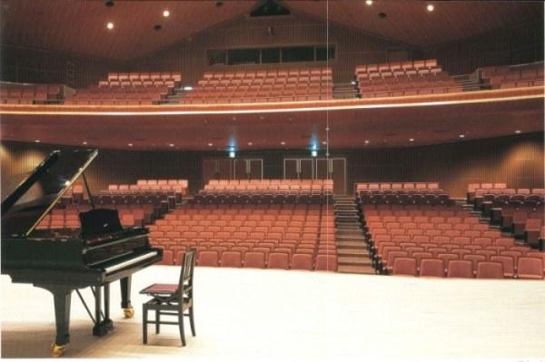 ステージの上にグランドピアノが置かれてあり、ステージから客席側を写している児玉文化会館ホール内の写真