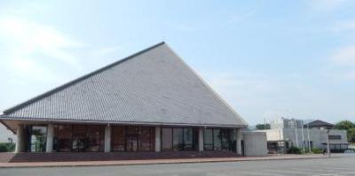 大きな三角錐状の屋根をした児玉中央公民館の外観写真