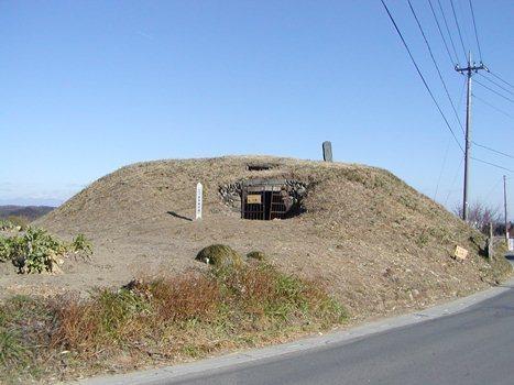 墳丘の入口横に白い標柱がある秋山庚申塚古墳の写真