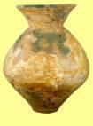 全体的にベージュの色をしたまるい花瓶のような形をした土器の写真