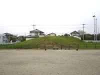 フェンスの奥に見える小島八幡山古墳