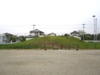 フェンスの奥に見える小島八幡山古墳