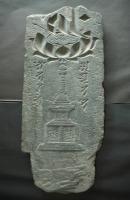 中央に宝篋印塔が彫られている保木野の宝篋印塔板碑の写真