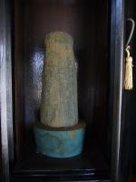 箱に納められている円柱の石でできた正楽寺の十一面観音の写真