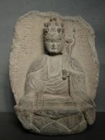 石に掘られた座禅を組んでいる石仏十一面観音坐像の写真