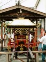 御仮舎に飾られている本庄本町の神輿の写真