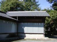 白い壁と瓦屋根の八幡神社能楽殿の写真