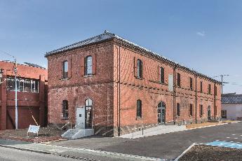 2階建てで赤レンガ造りの旧本庄商業銀行煉瓦倉庫