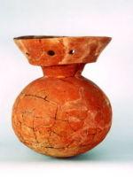 赤褐色の円形の壺の形をした下浅見鷺山古墳出土品の写真