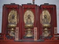 3体の仏像が木枠の中におさめられている成身院の三仏の写真
