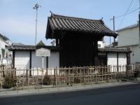 竹の柵に囲まれた田村本陣の門の写真