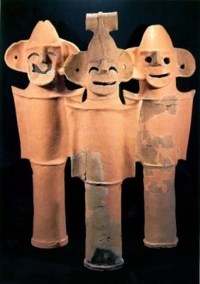 3体の笑顔の盾持人物埴輪の写真