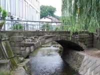 小川の上に掛かっているアーチ状の寺坂橋の写真