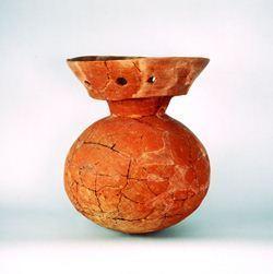 赤褐色をした丸い壺形土器の写真