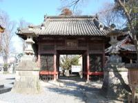 左右に2体の右大臣と左大臣の木像が配置され真ん中に入口のある八幡神社随身門の写真