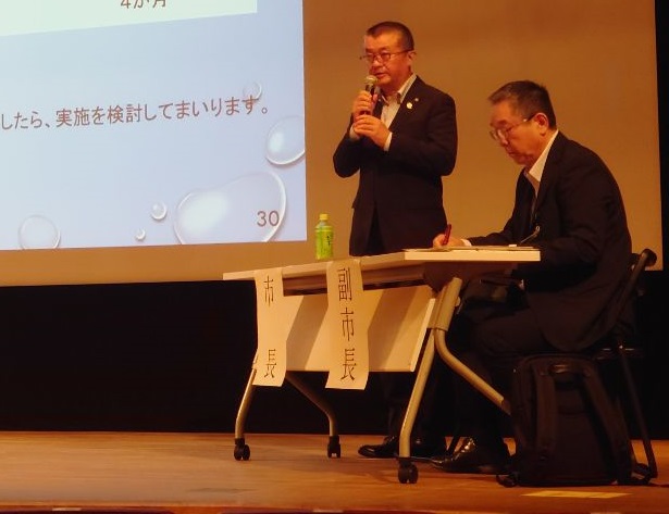 質問に答える市長