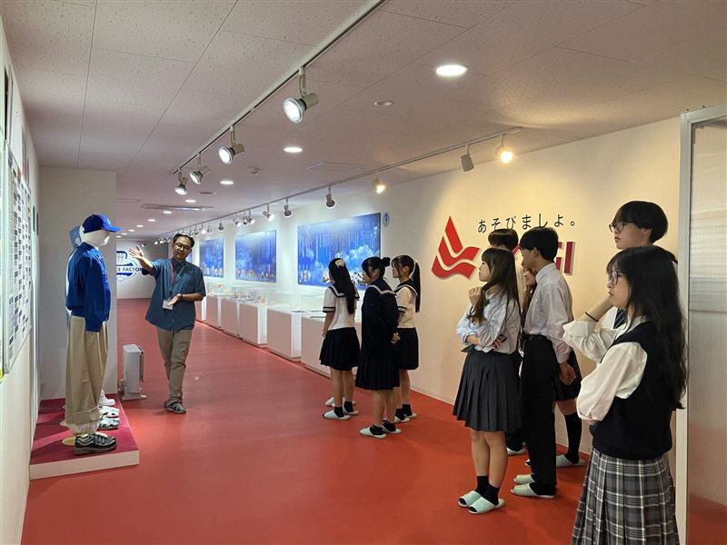 赤城乳業株式会社の本庄千本さくら「SS」工場で説明を受ける様子