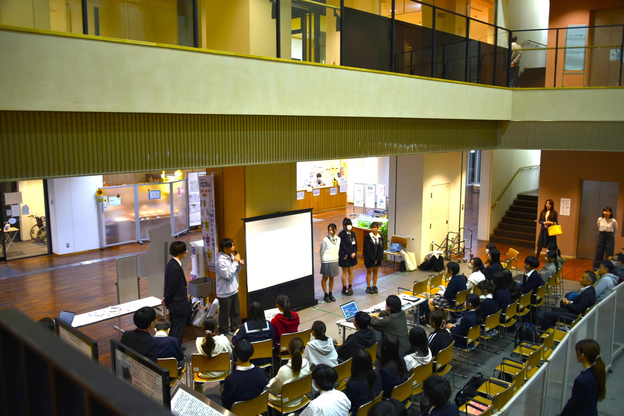 高校生が中間報告会で発表する様子