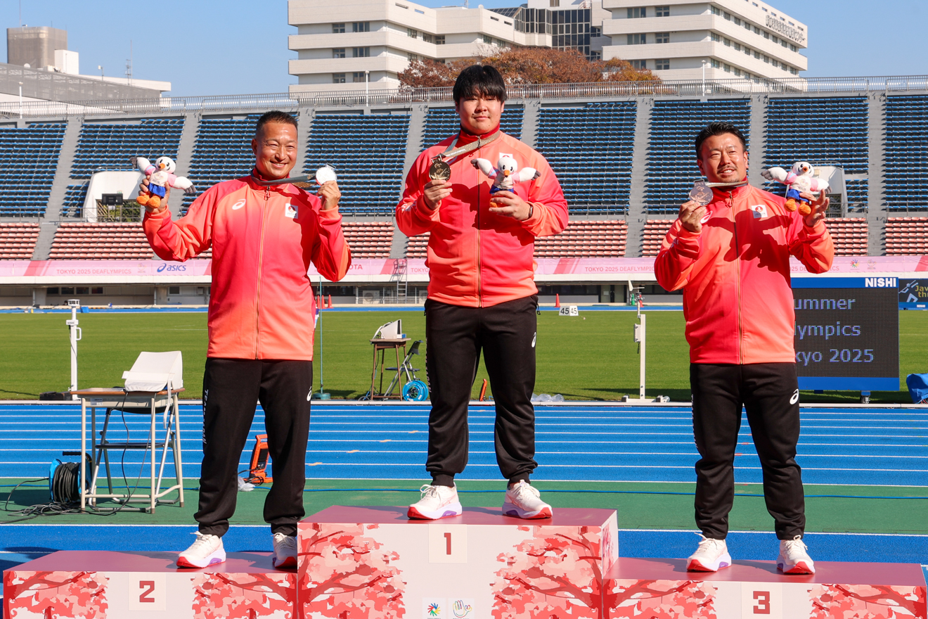 銀メダルを獲得し表彰台にのぼる森本選手