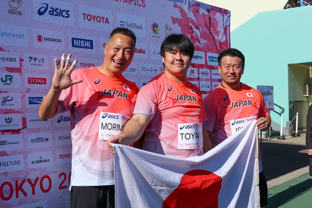 メダルを獲得した選手たちと記念撮影