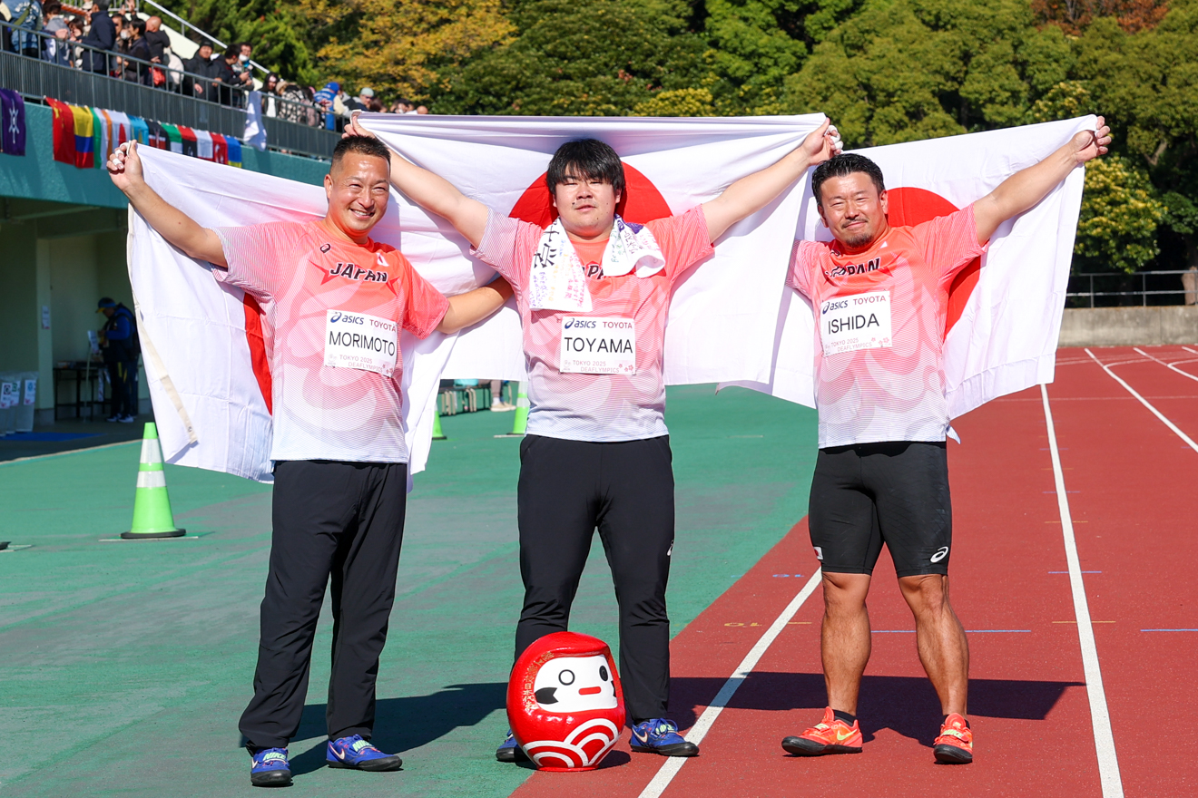 メダルを獲得した選手たちと日の丸を掲げて記念撮影