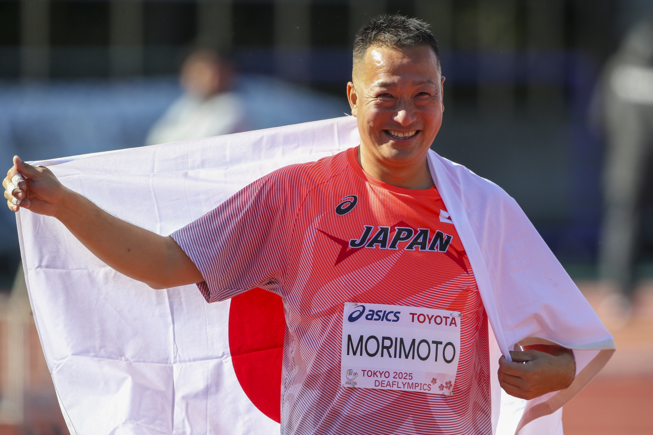 日の丸を肩にかけて競技場を歩く森本選手