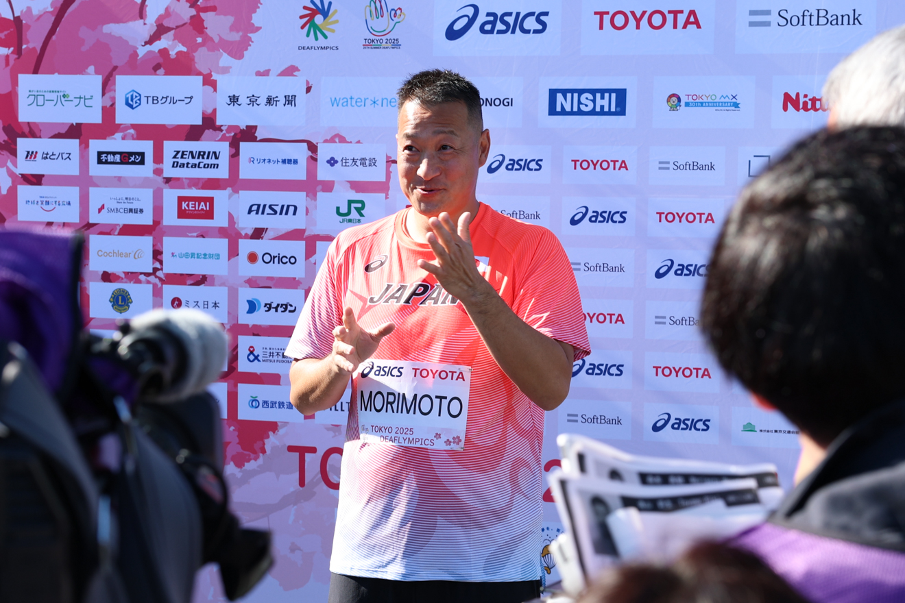 メダル獲得後のインタビューに応じる森本選手