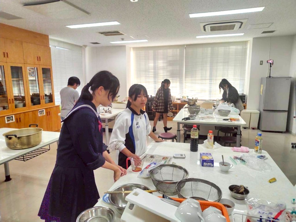 硬水と軟水を比較する実験を行う様子