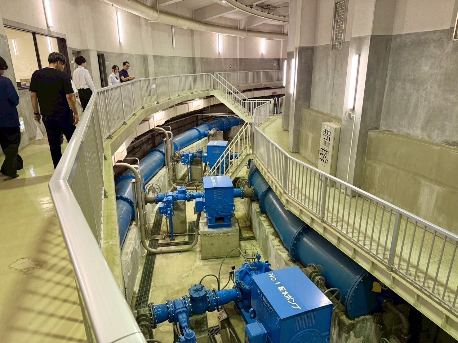 都島浄水場を見学する様子