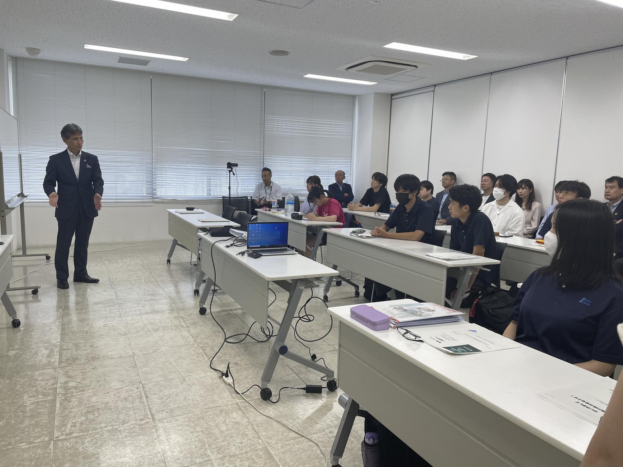 日本薬科大学から健康と睡眠について講義を受ける高校生
