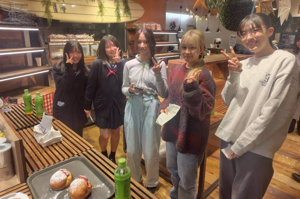 オリジナルパンの試作品のブラッシュアップを行う様子