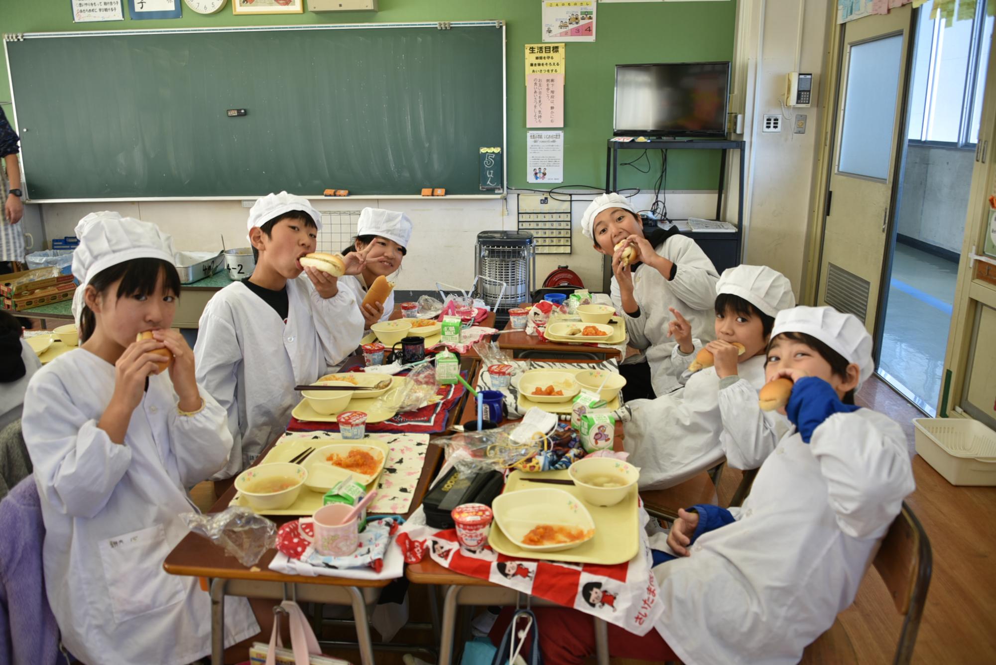 給食でトルコ料理（鯖サンド）を食べる様子