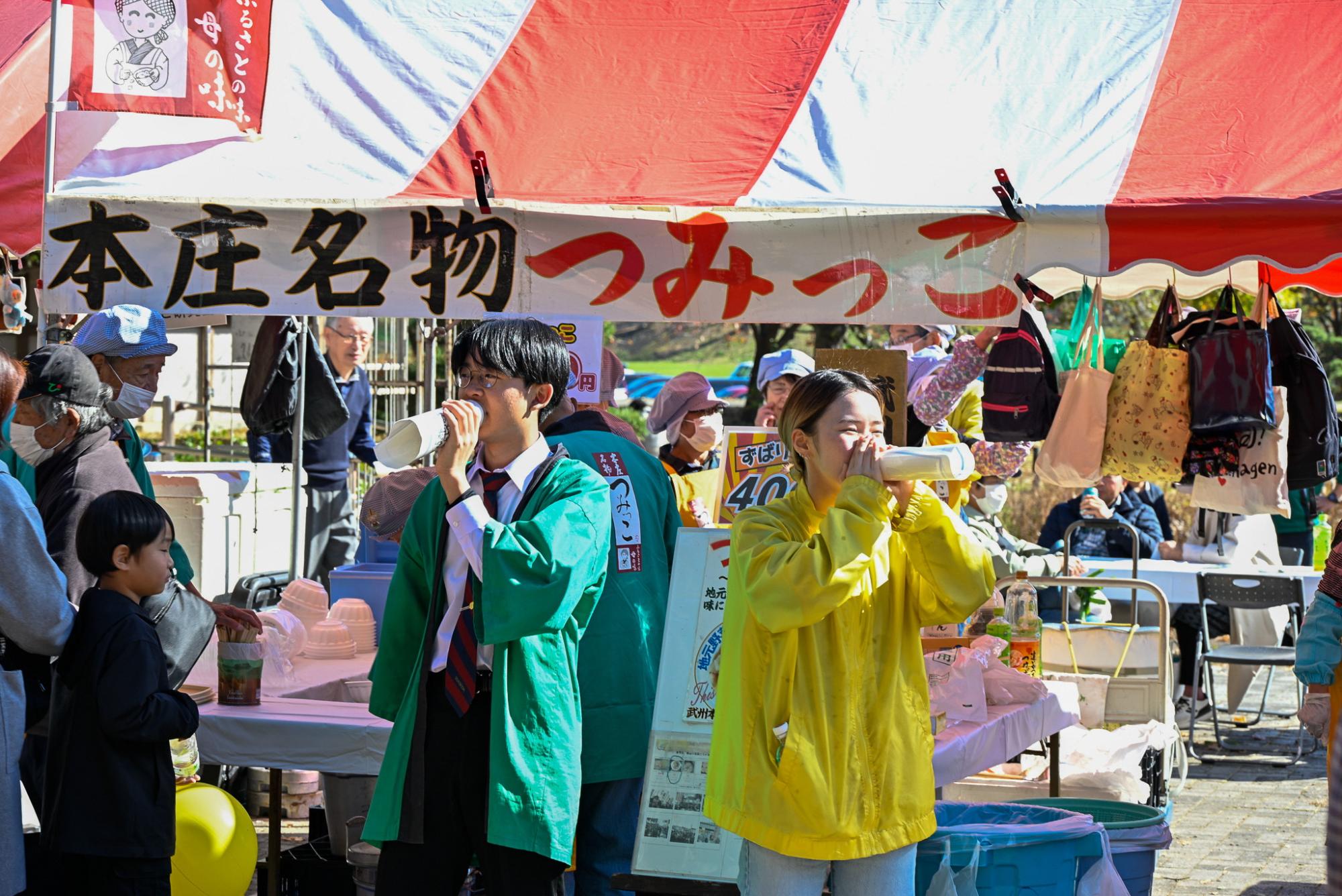 つみっこの出店で高校生が呼び込みをする様子