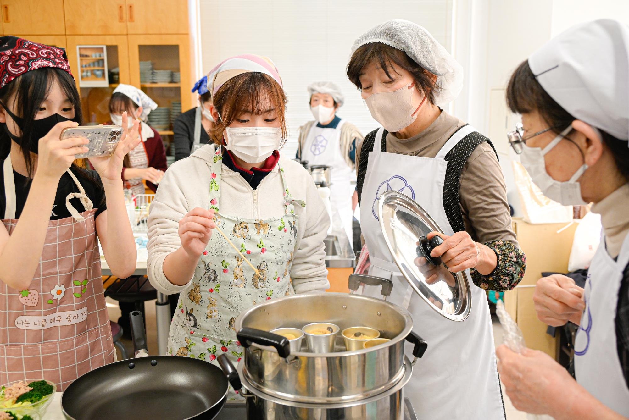 高校生が台湾料理を作る様子