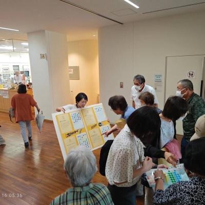 シール投票場面