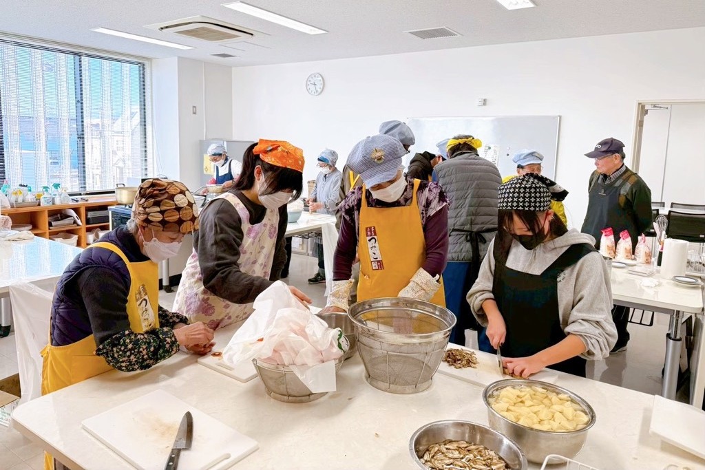 カレー味の「つみっこ」を作る様子