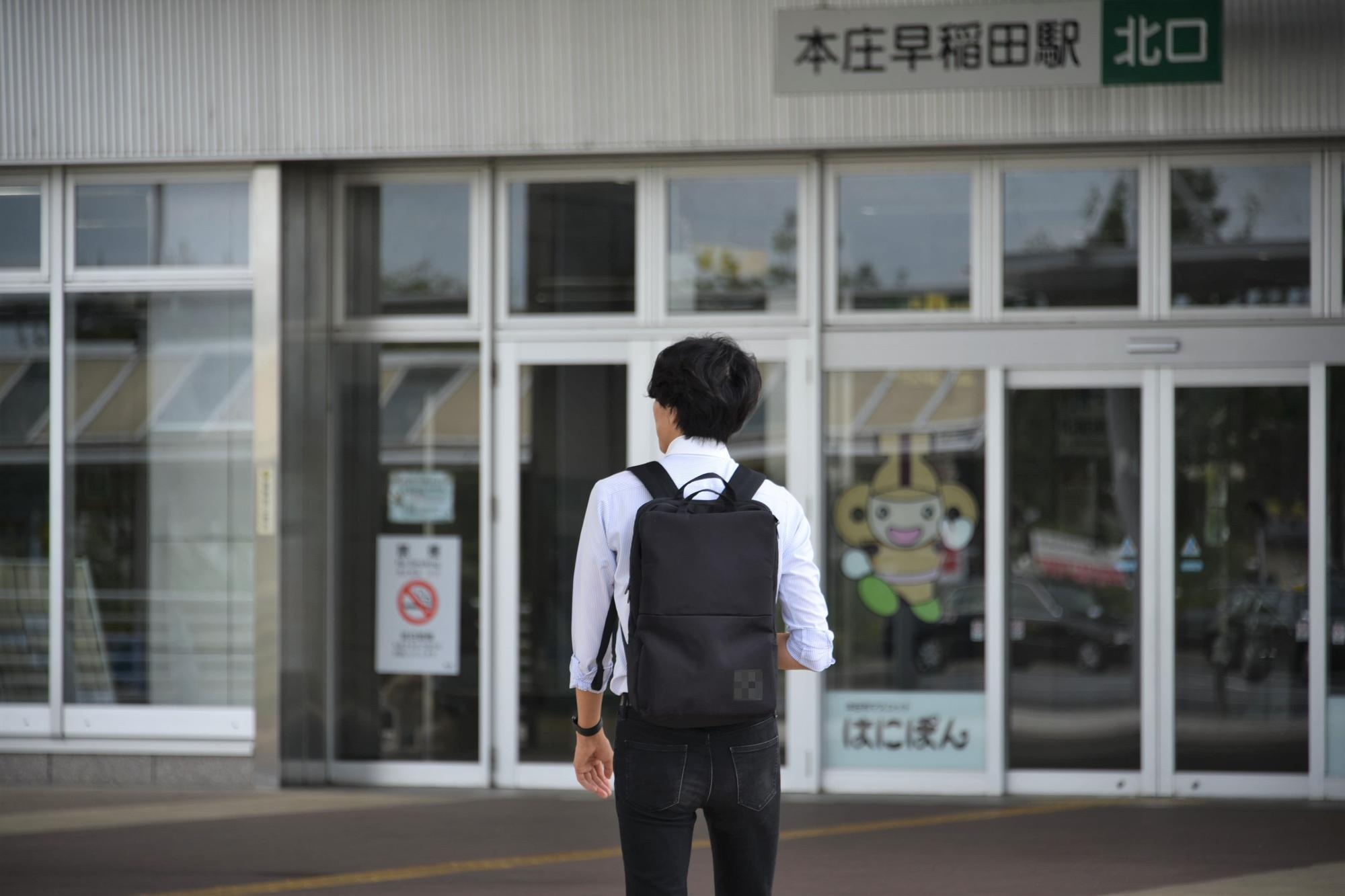 本庄早稲田駅から通勤するサラリーマンの写真