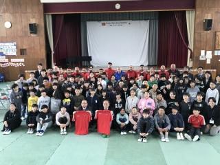 児玉小学校体育館で生徒たちとトルコ選手や関係者たちとの集合写真