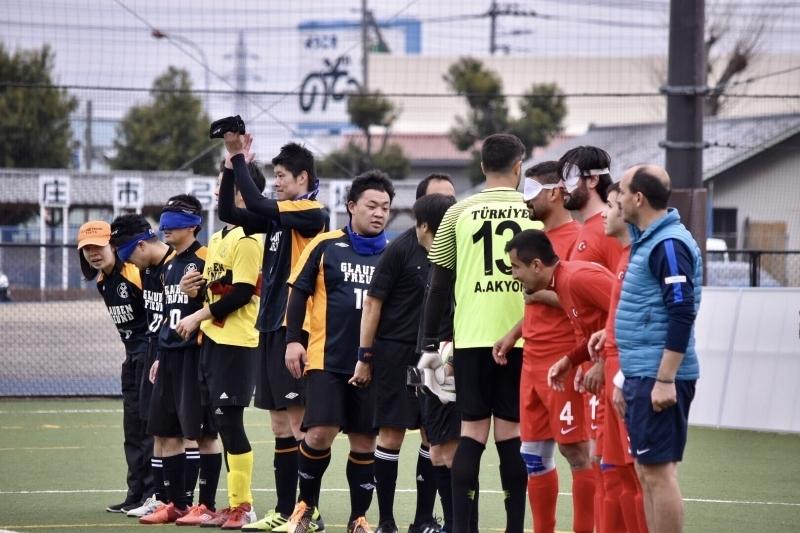 試合開始前に選手たちがグラウンドに並んでいる写真