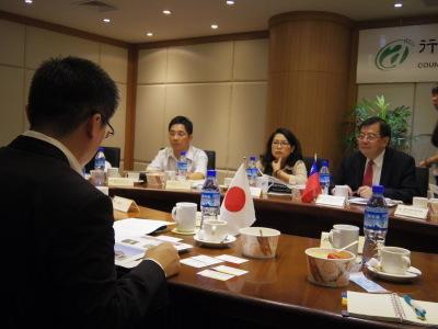 台湾訪問で市長が現地スタッフと話し合いをしている写真