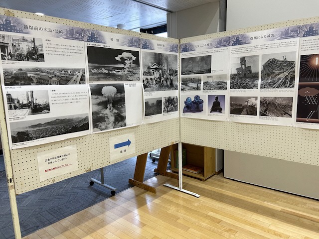 エントランスホールに展示されたヒロシマ・ナガサキ原爆ポスターの写真