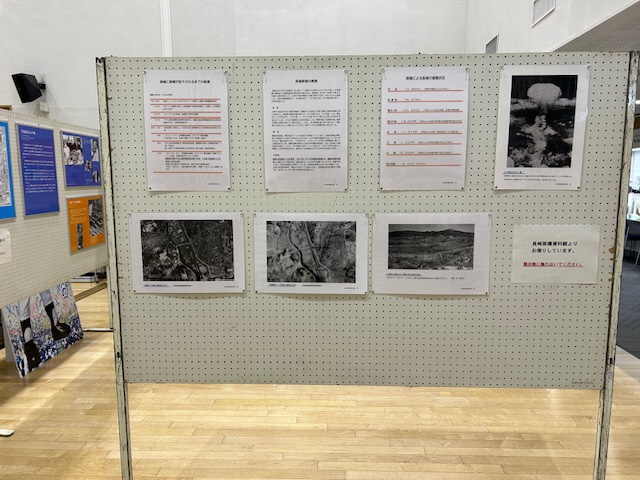 エントランスホールに展示された原爆被災資料の写真
