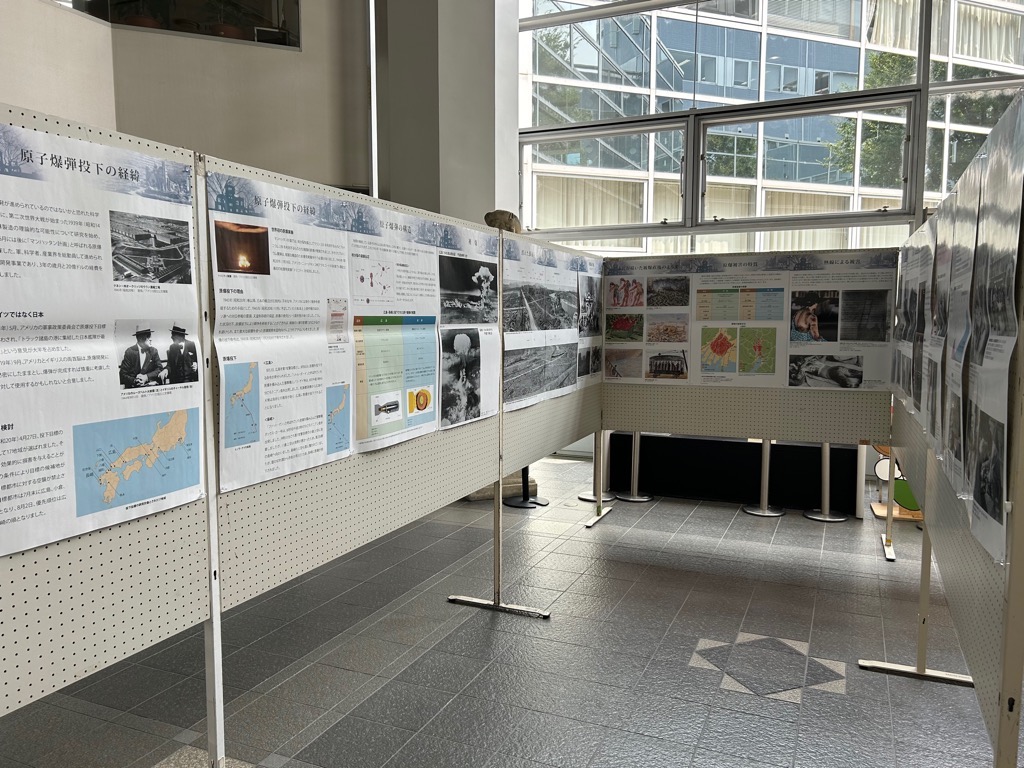 市民ホールに展示された原爆被災資料の写真（広島）