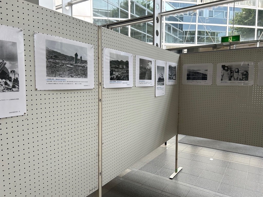 市民ホールに展示された原爆被災資料の写真（長崎）