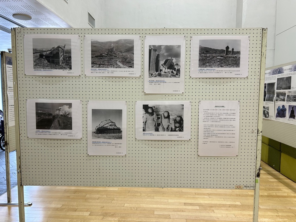 エントランスホールに展示された原爆被災資料の写真（長崎）