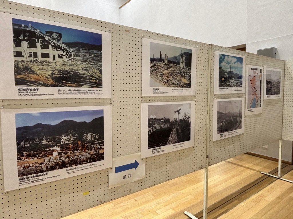 アスピアこだまエントランスホールに展示された原爆被災資料の写真（長崎）