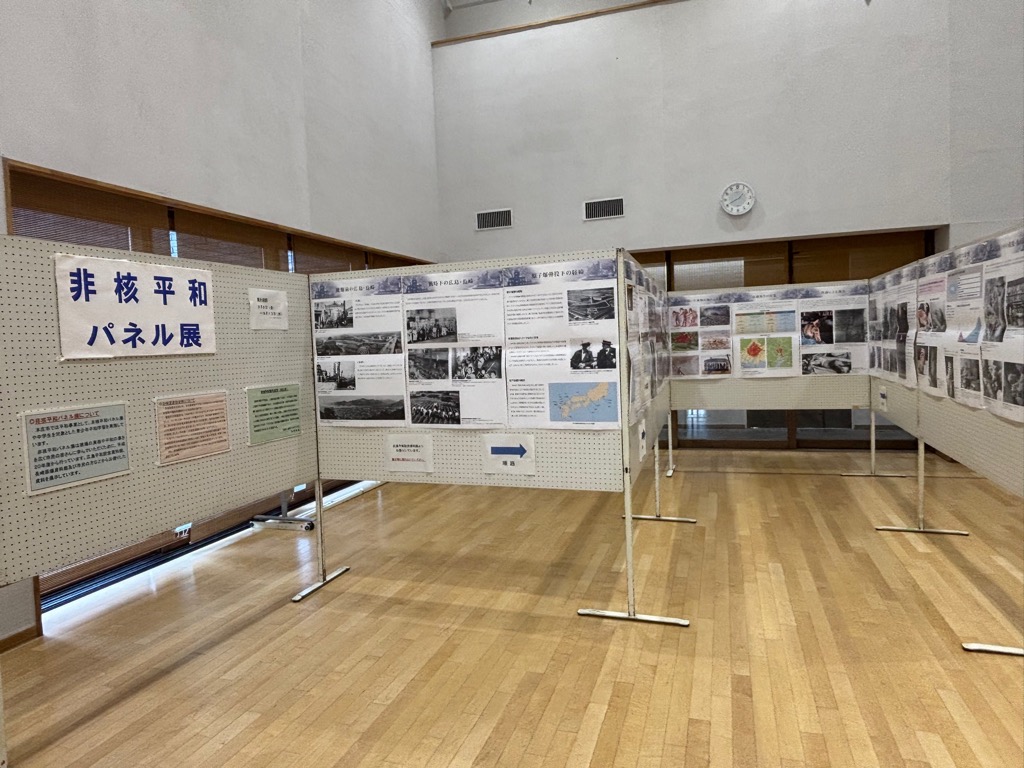 アスピアこだまエントランスホールに展示された原爆被災資料の写真（広島）