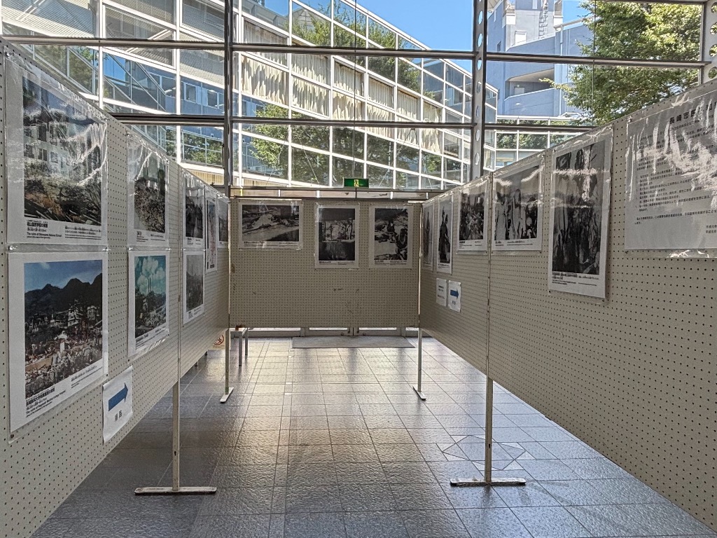 市民ホールに展示された原爆被災資料の写真（長崎）