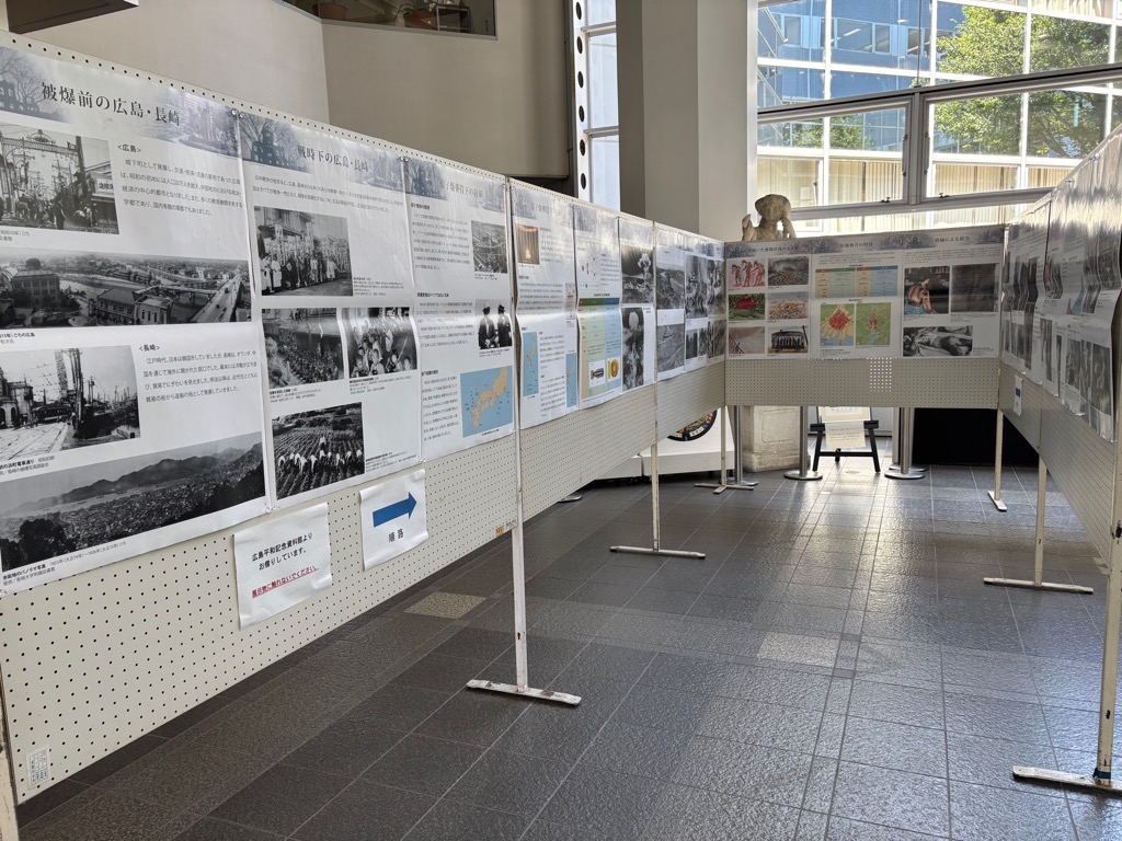 市民ホールに展示された原爆被災資料の写真（広島）